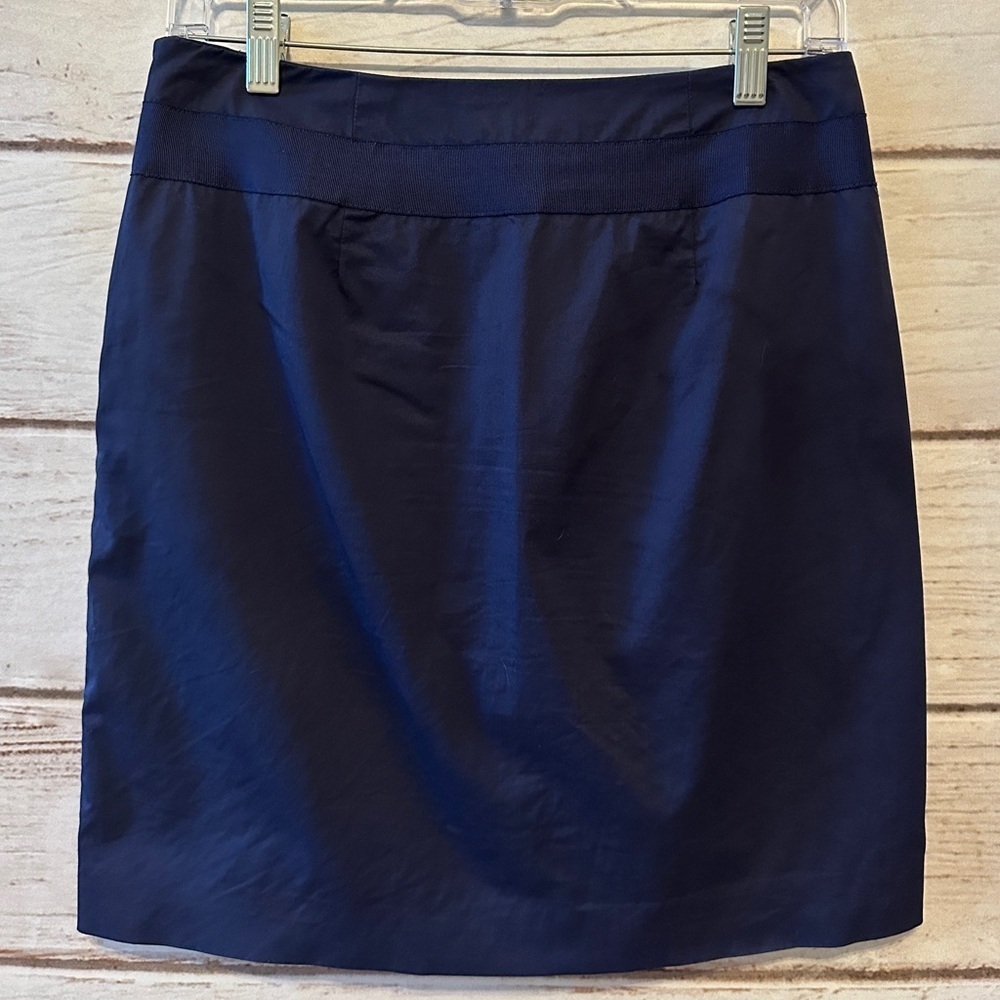 Banana Republic skirt, size 2, navy, fashion, stylish, versatile, office wear - Picture 2 of 9